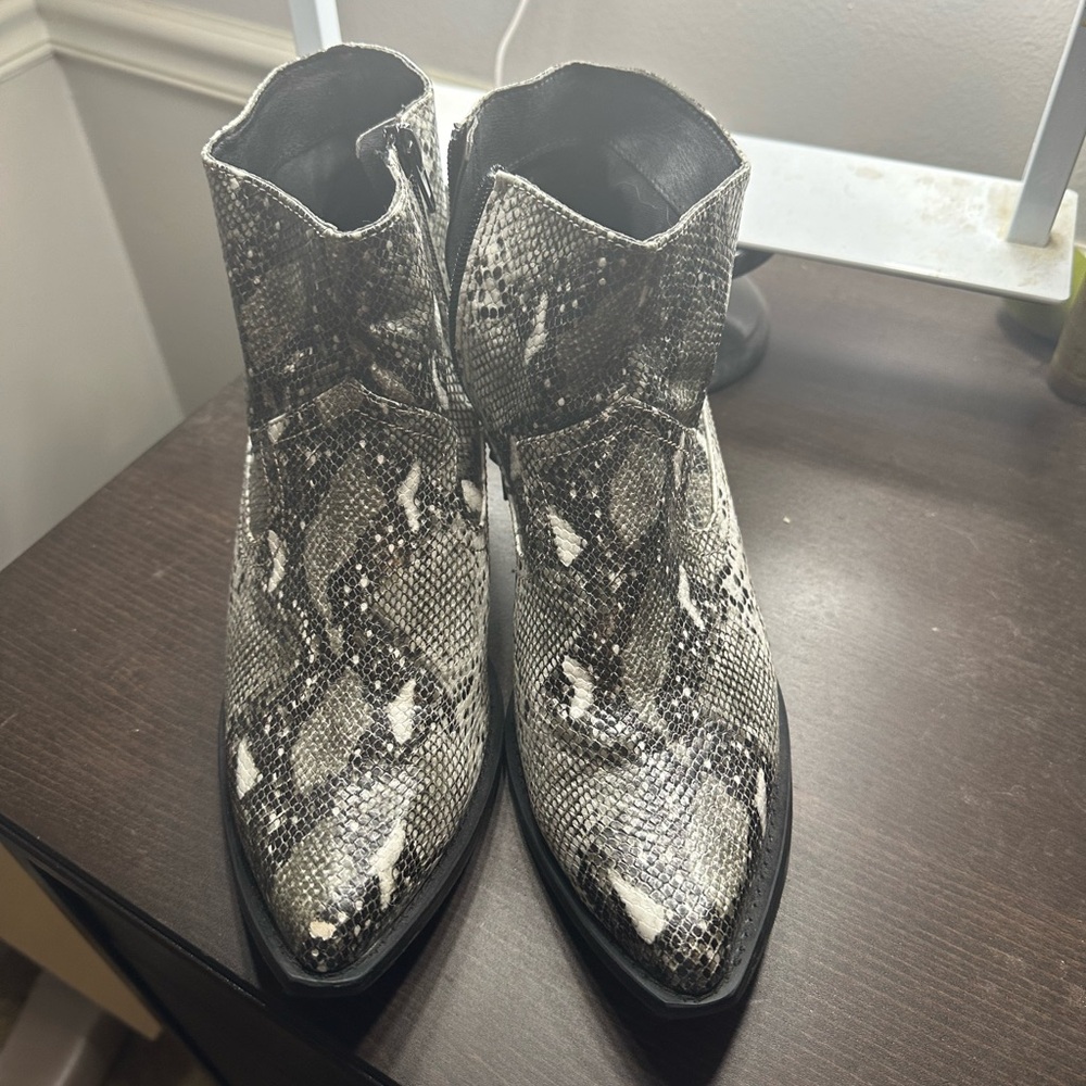 Snake skin ankle boots - Picture 2 of 3